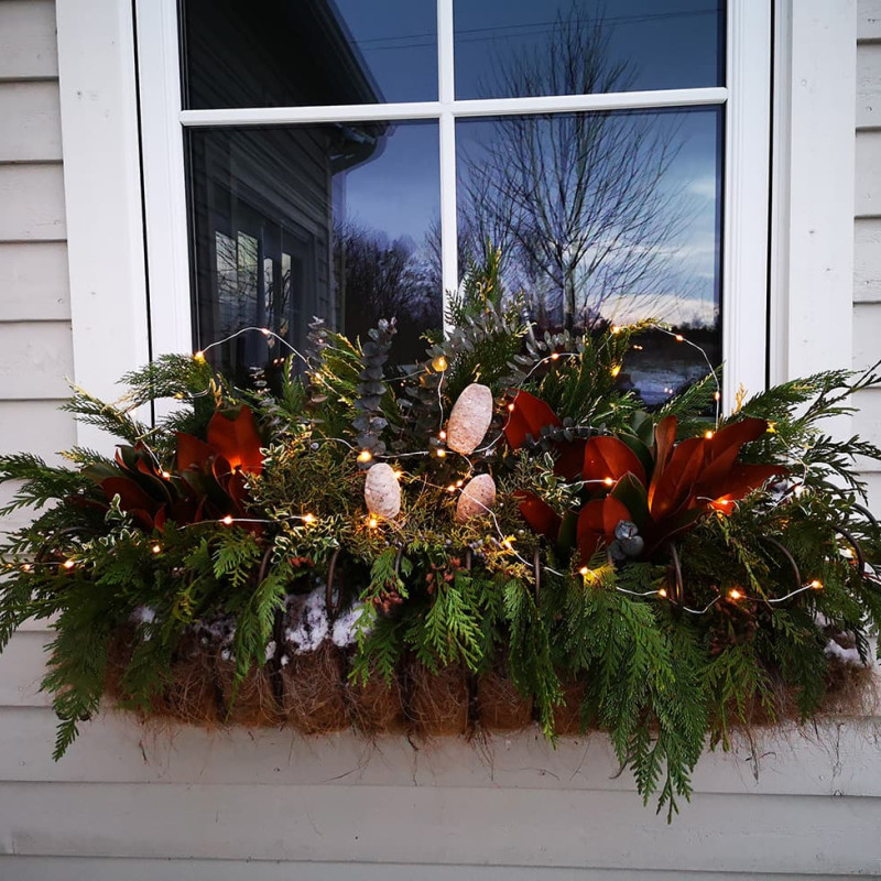 adding-seasonal-decor-to-your-landscape-4